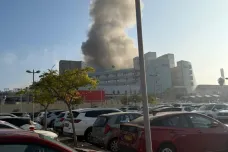 Izrael čelí íránským raketám, média hlásí zásah nemocnice
