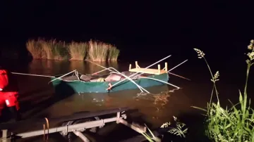 Vodní záchranáři zachraňují lodě na Nových Mlýnech