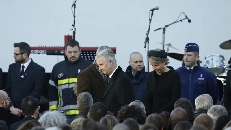 Belgický král Filip s chotí Matildou přicházejí k ceremoniálu na letišti Zaventem