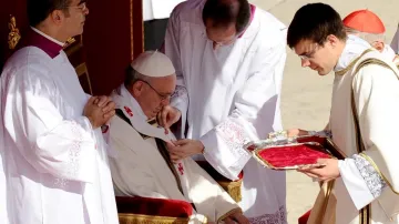František přijímá pallium
