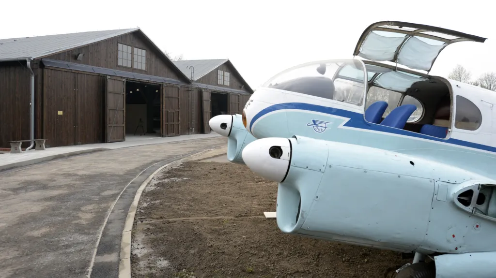 Letadlo Aero C 45 před jedním ze dvou zrekonstruovaných hangárů v areálu Staré Aerovky