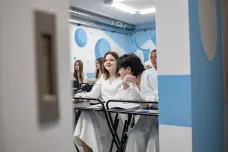 Válka nezastavila výuku v charkovských školách. Přesunula se i do metra
