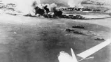 Japonský bombardér blížící se k cíli. Fotografii pořídil pilot z kokpitu druhého bombardéru těsně před shozením nálože