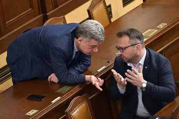 Poslanci schválili zvýšení platů politiků