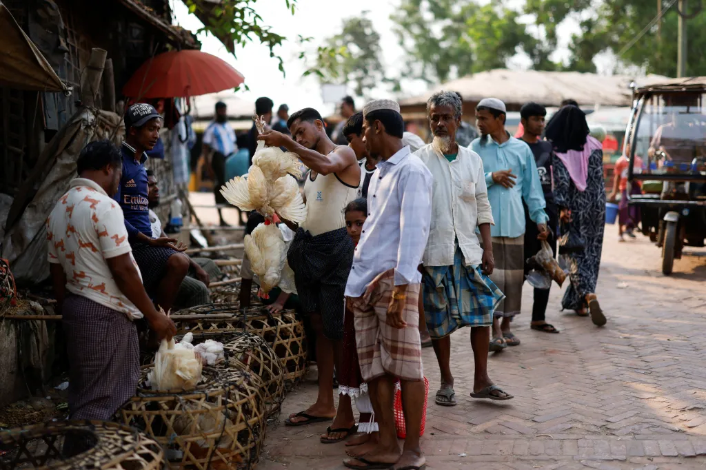 Rohingští uprchlíci nakupují na tržišti v uprchlickém táboře