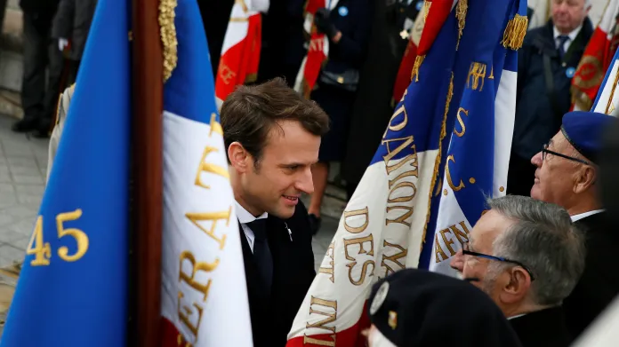 Emmanuel Macron při pietní akci v Paříži