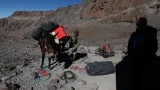 Šedesátiletý mulař Francisco Gallardo nakládá horolezecké vybavení a opouští horu den po výstupu