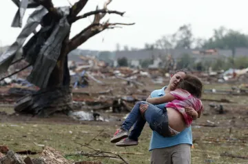 Na jih Spojených států udeřily prudké bouře s tornády. Nejméně osm mrtvých