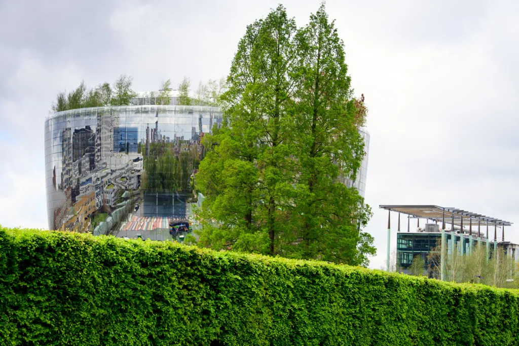 Novou budovou muzea, která nese přezdívku zrcadlová miska, dostavuje Museum Boijmans Van Beuningen v Rotterdamu