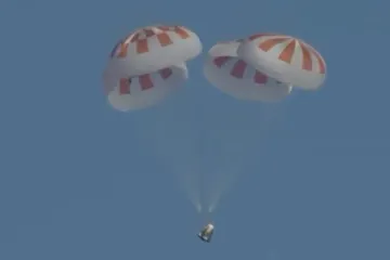 Ripleyová se vrátila. Historické přistání první soukromé kosmické lodi schopné vozit posádku uspělo