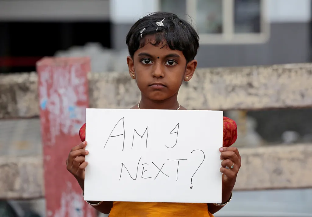 Dívka s jednoduchým transparentem „Jsem na řadě?“ během protestu proti znásilnění osmileté dívky v Indii.