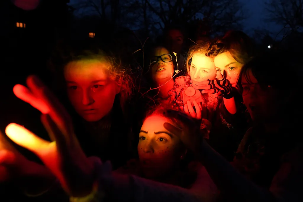 Členky pouliční skupiny performerek Macnas během svého halloweenského průvodu v irském městě Galway