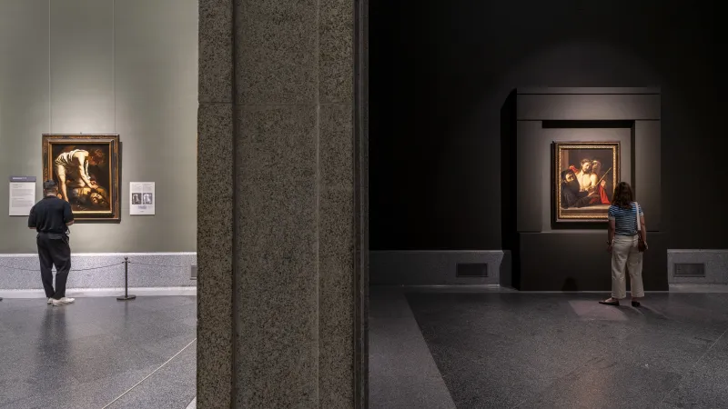 Obraz Ecce Homo od Caravaggia v muzeu Prado (vpravo), vlevo David a Goliáš od stejného malíře