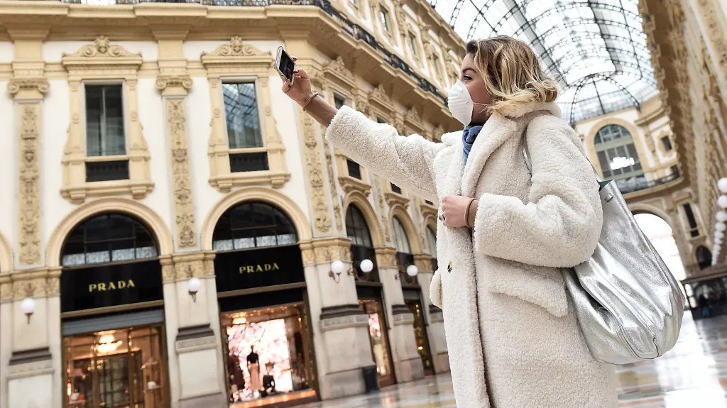 Žena s ochrannou maskou se fotí ve vylidněném centru Milána