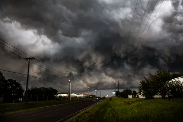Desítky tornád dál ohrožují sever a střed USA. Dva lidé zemřeli