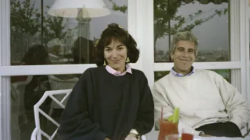 Ghislaine Maxwellová a Jeffrey Epstein na archivní fotografii