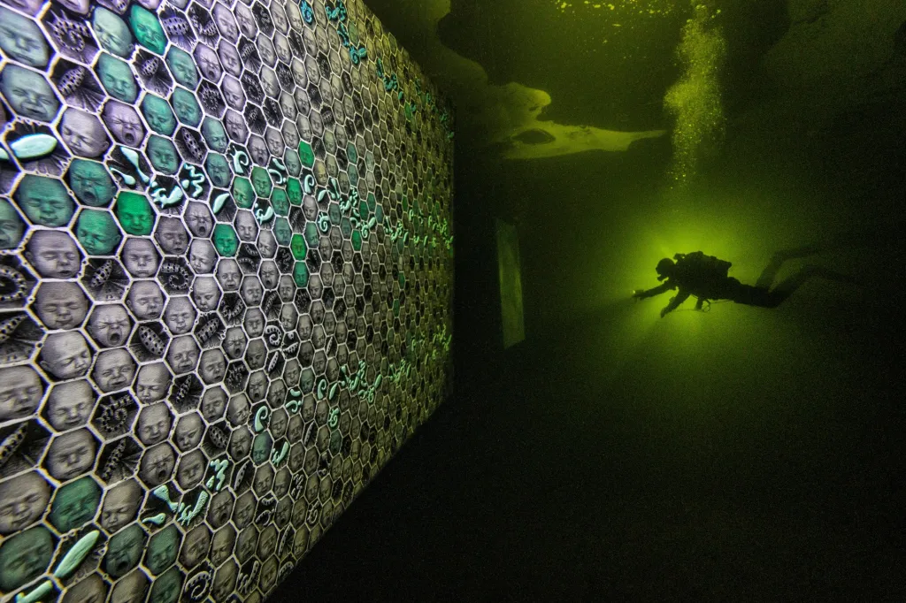 Podmořskou výstavu připravili speciálně pro potápěče sochař Denis Lotarev a fotograf Viktor Lyaguškin. Expozice je instalována pod ledem Bílého moře u pobřeží Karélie v Rusku