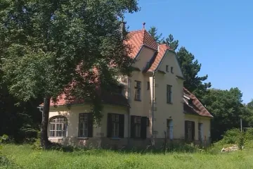 Historická nádražní budova ve Střeni znovu ožije. Bude v ní zázemí pro turisty