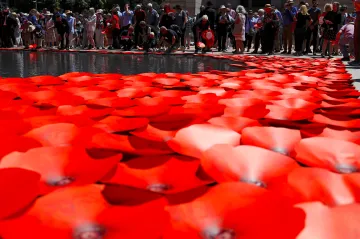 OBRAZEM: Svět na dvě minuty utichl. Na konec války vzpomínali Britové, Indové i Nový Zéland