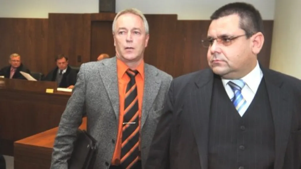 Zdeněk Kořistka (vlevo) s advokátem u soudu