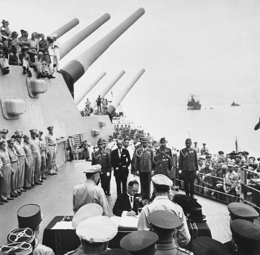 7. prosince 1941 zaútočili Japonci na základnu amerického válečného námořnictva v Pearl Harboru na Havaji. Poté vstoupily do druhé světové války i Spojené státy, které se až do té chvíle držely stranou