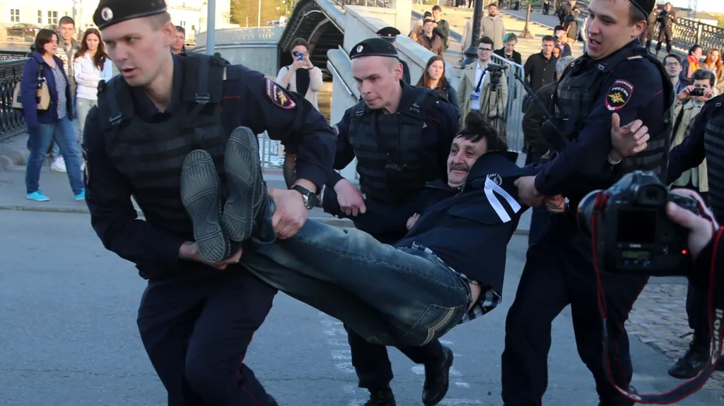 Policie zatýkala demonstranty v Moskvě