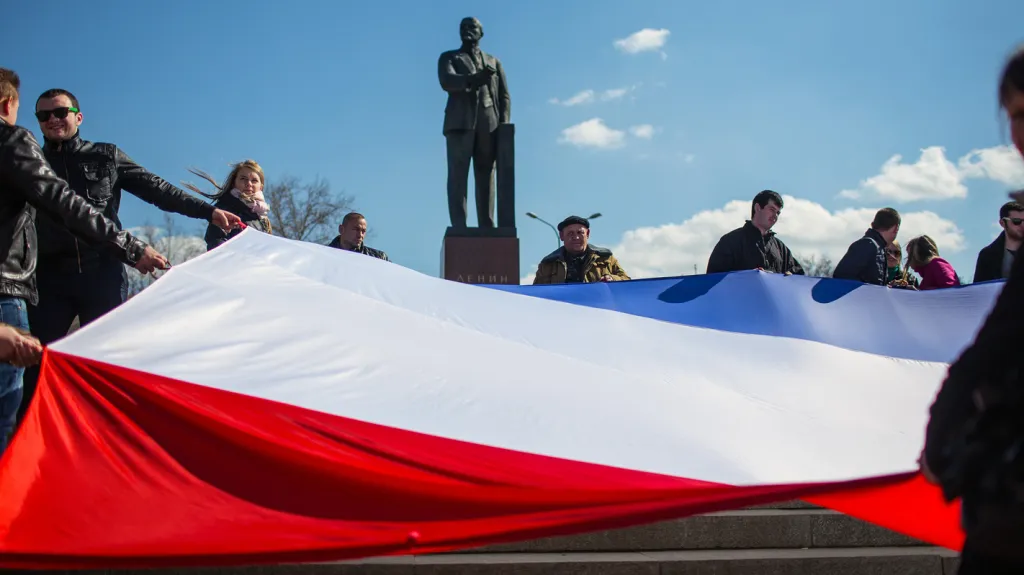 Rusové před Leninovou sochou v Simferopolu