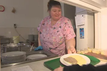 Mzdy školníků nebo kuchařek v jídelnách by mohly zajišťovat samosprávy, plánuje Bek