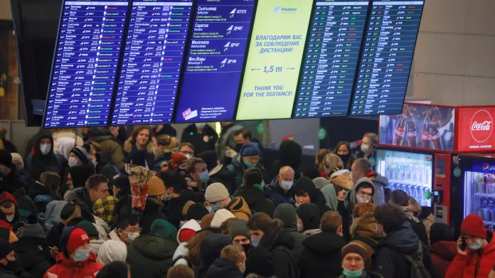 Navalného stoupenci v části letiště Vnukovo, kterou úřady nevyklidily
