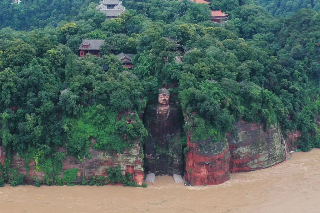 Záplavy v Číně dosáhly už i k nohám kamenného Buddhy. Silné bouřky a přívalové deště způsobily lokální povodně po celé zemi. Nejhorší je situace v provincii Sečuán, kde lidé musejí narychlo opouštět své domovy, aby unikli před nezastavitelnou vodou