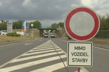 Klatovskou „gilotinu“ nahradí vyšší a širší železniční most