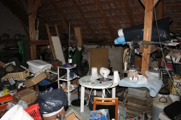 Drogy, zbraň, nebezpečné chemikálie. Kriminalisté odhalili výrobce pervitinu, kteří určovali chod trhu