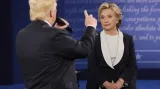 Hillary Clintonová čelí svému protivníkovi Donaldu Trumpovi v jednom z prezidentských duelů na Washingtonské univerzitě v St. Louis, Missouri. Debaty letošních kandidátů podle mnoha expertů od základů změnily americkou politickou kulturu svou emocionální vyostřeností.