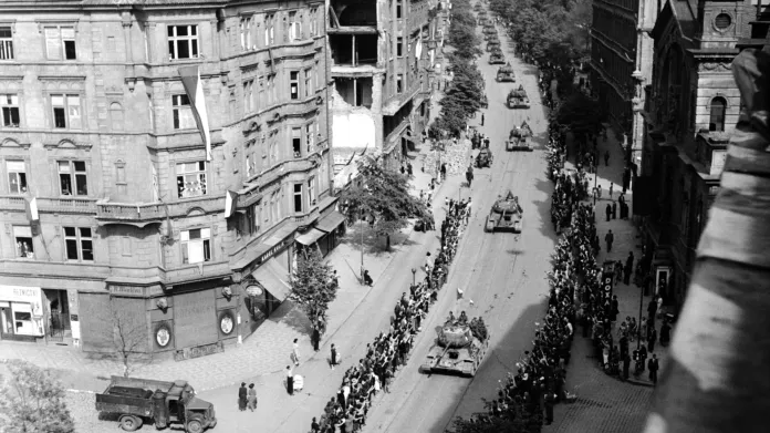 Pochod příslušníků 1. československého armádního sboru Prahou