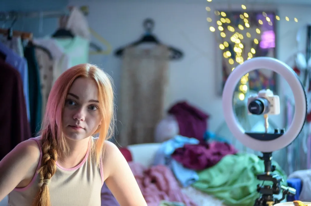 V kategorii Mimo kino, oceňující televizní, on-line a jiné počiny neuvedené primárně v kinodistribuci, bodovala minisérie #annaismissing režiséra Pavla Soukupa a scenáristky Lucie Kryzové. Série navazující tématem rizik v on-line světě na seriál #martyisdead uvedlo VOD Voyo