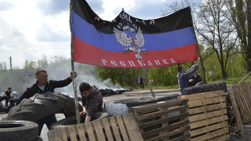 Povstalci s vlajkou samozvané Doněcké lidové republiky