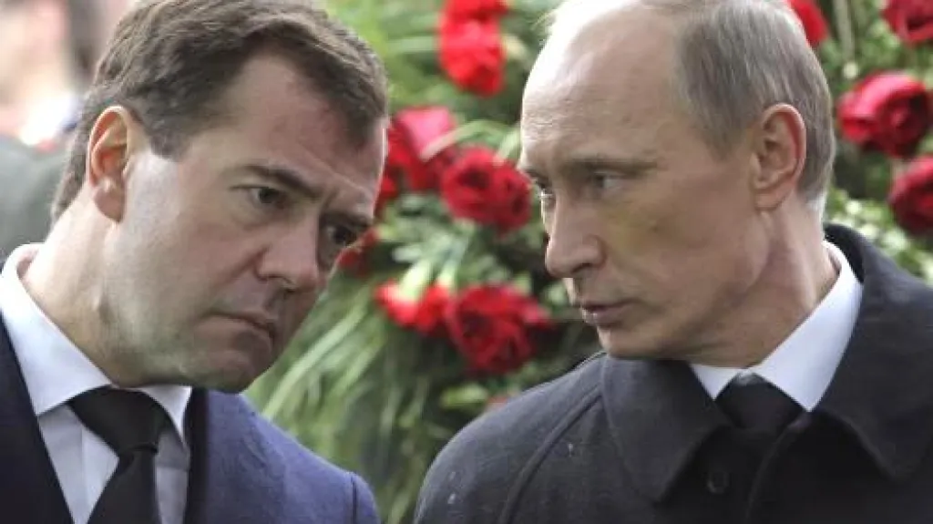 Dmitrij Medvěděv a Vladimir Putin na pohřbu Viktora Černomyrdina