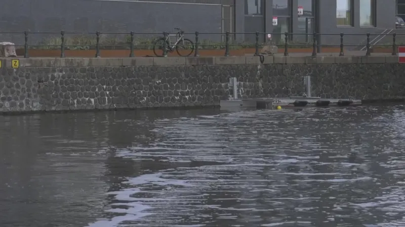 Nenápadná bariéra z bublinek má vyčistit amsterdamské kanály