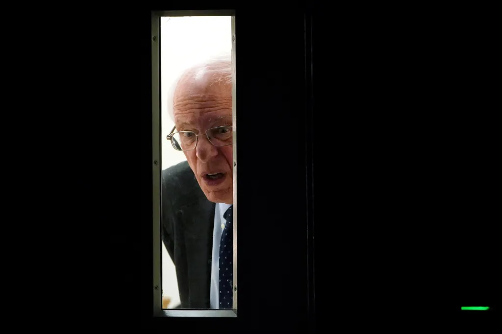 Senátor Bernie Sanders, demokratický prezidentský kandidát, čeká za dveřmi před projevem na prezidentském fóru v Miami na Floridě.