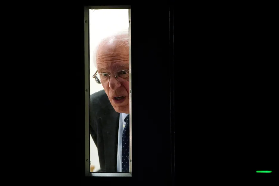 Senátor Bernie Sanders, demokratický prezidentský kandidát, čeká za dveřmi před projevem na prezidentském fóru v Miami na Floridě.