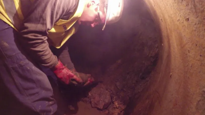 Skála se kope sbíječkou