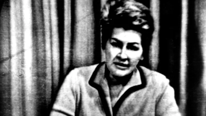 Kamila Moučková při vysílání Československé televize v srpnu 1968