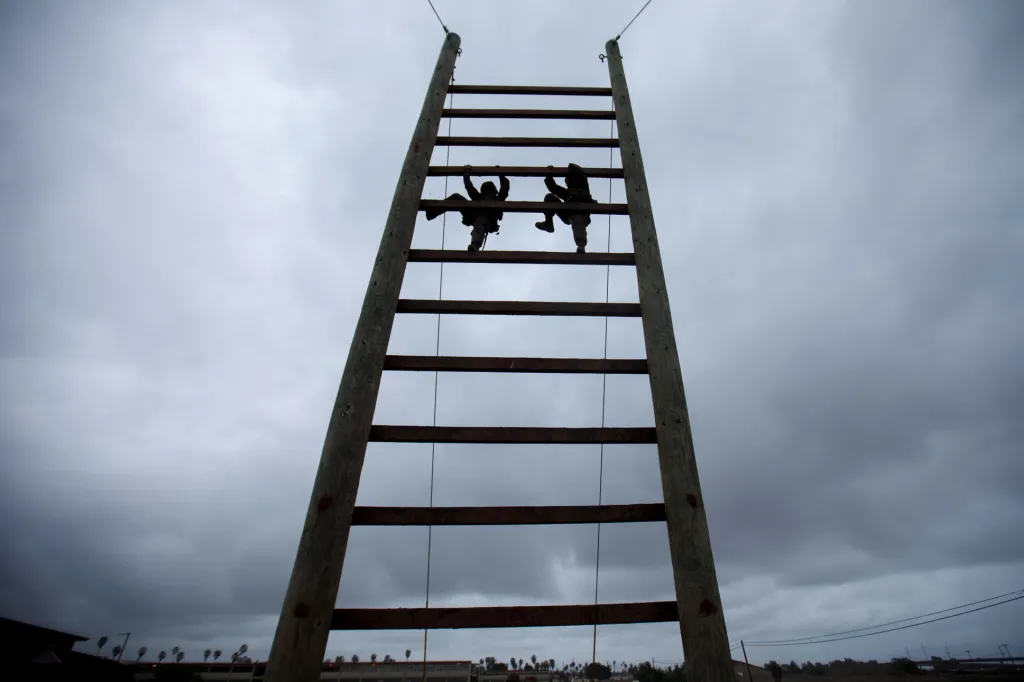 Americká armáda prolomila poslední genderové bariéry. Ženy procházejí tvrdým "mariňáckým" výcvikem, stejně jako muži, na námořní základně Pendleton v Kalifornii