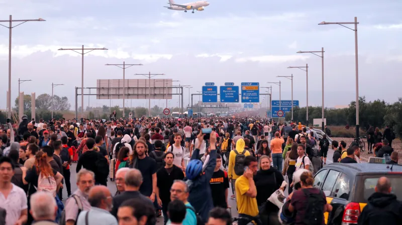 Katalánci zablokovali přijezd na letiště v Barceloně