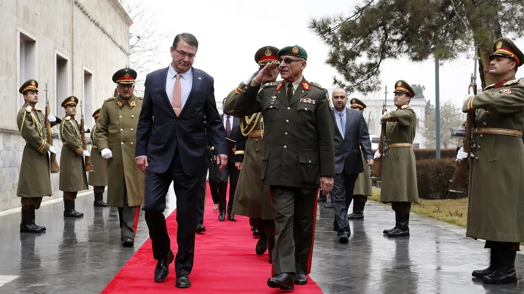 Ashton Carter při návštěvě Afghánistánu