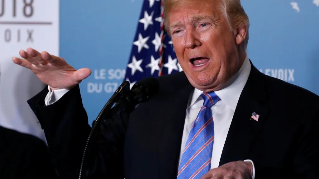 Trump gestikuluje o nutnosti snížit vysoký americký schodek.