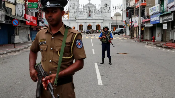 Ozbrojené hlídky v ulicích Kolomba