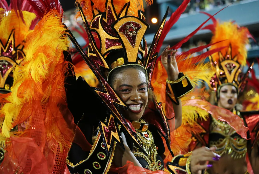 Účastnice karnevalu ze školy samby Salgueiro na sambodromu během prvního dne karnevalového průvodu v Riu de Janeiro