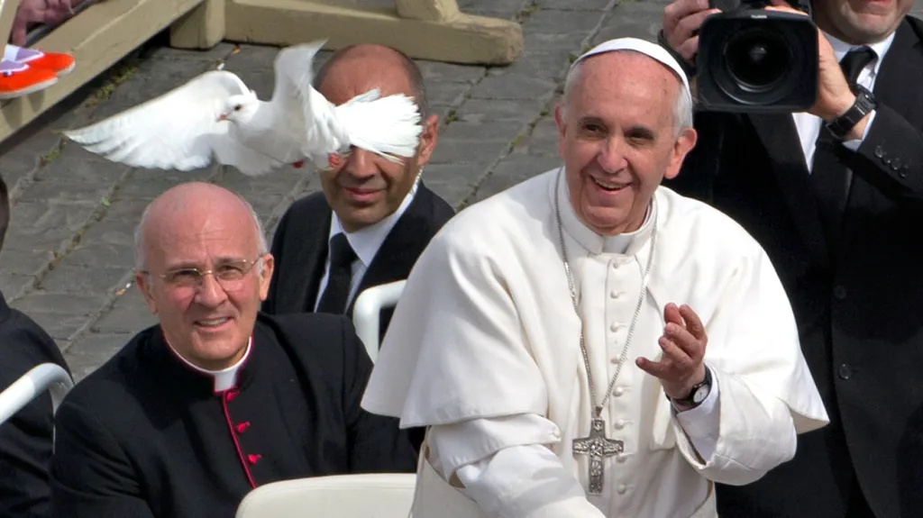 Papež František pustil na svobodu dvě holubice