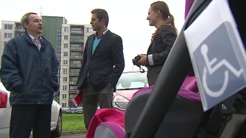Speciální autosedačku předali otci zástupci o. s. Logo
